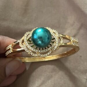 Elegant Gold and Green Pearl Bracelet